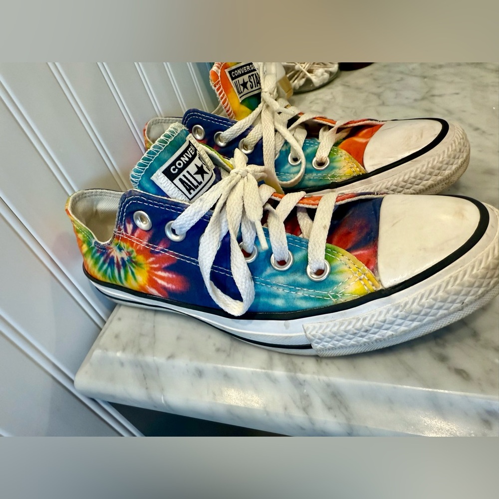 Chuck Taylor Converse All Star Low 
 Tie Dye Lace Up Sneaker MENS 5. Women’s 7